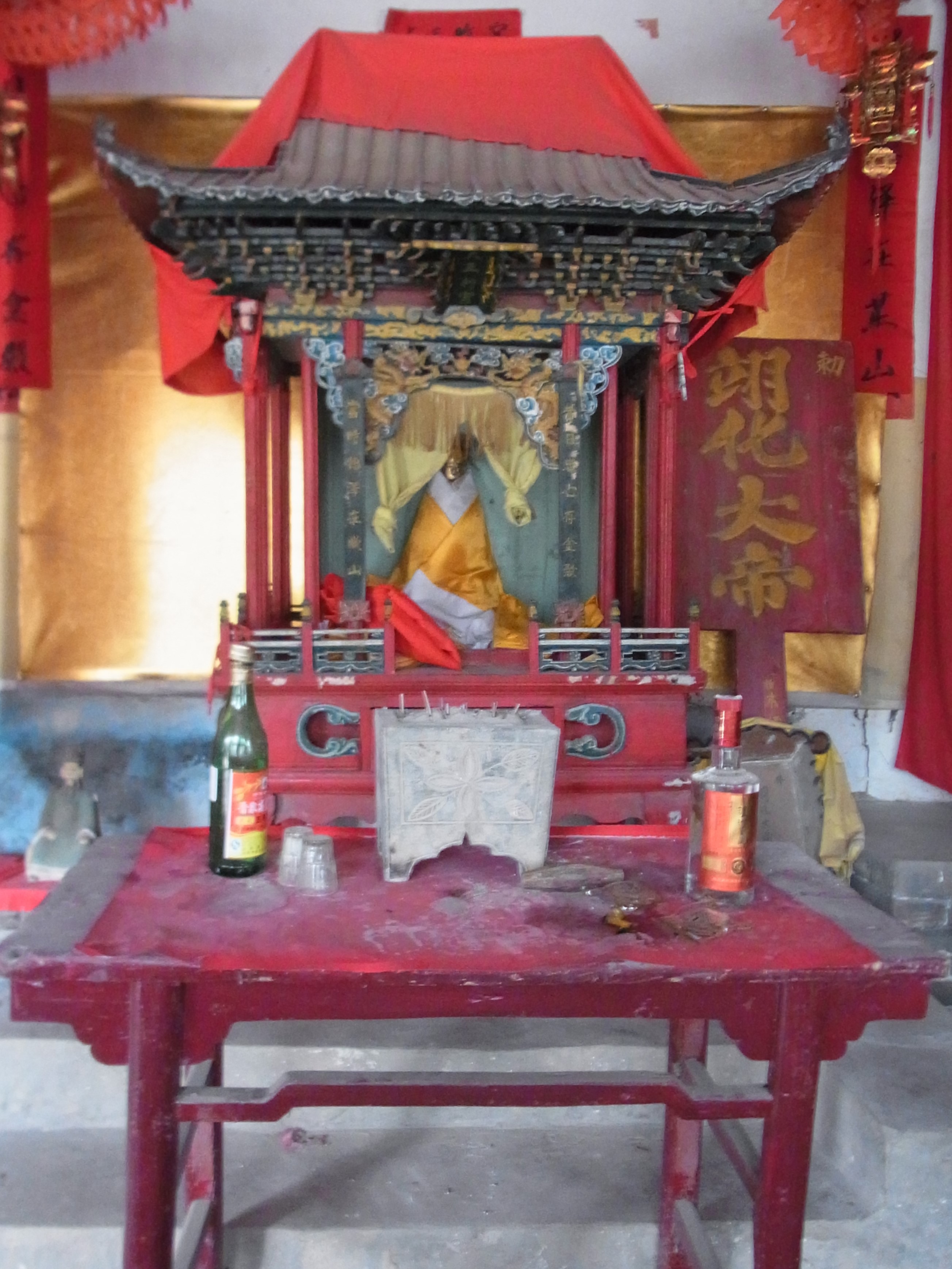 神社仏閣は「破除迷信」運動により禁止され破壊された。写真は30年間山中に隠され、1980年代に復活した「大王像」（雨乞いの神）